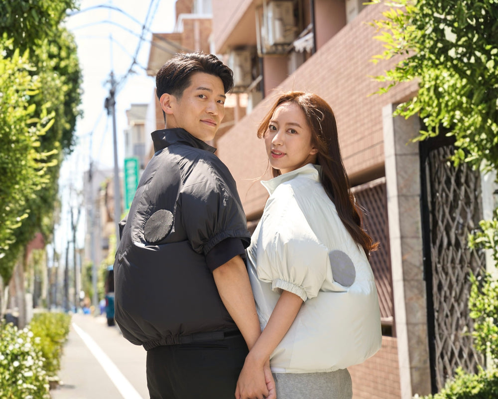 屋外で日差しを浴びる腕まで覆われた着用シーン